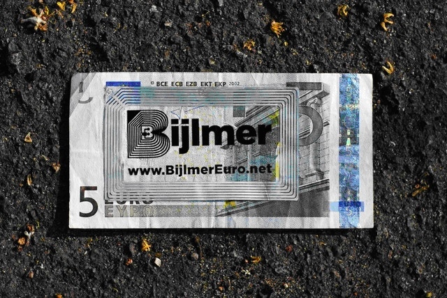 Een Bijlmer Euro: een briefje van vijf of tien met een sticker met RFID-tag erop.  <p>Klik <a href="http://www.bijlmereuro.net/?lang=en">hier</a> om naar de Bijlmer Euro website te gaan en voor meer informatie over alle deelnemende winkeliers.</p>