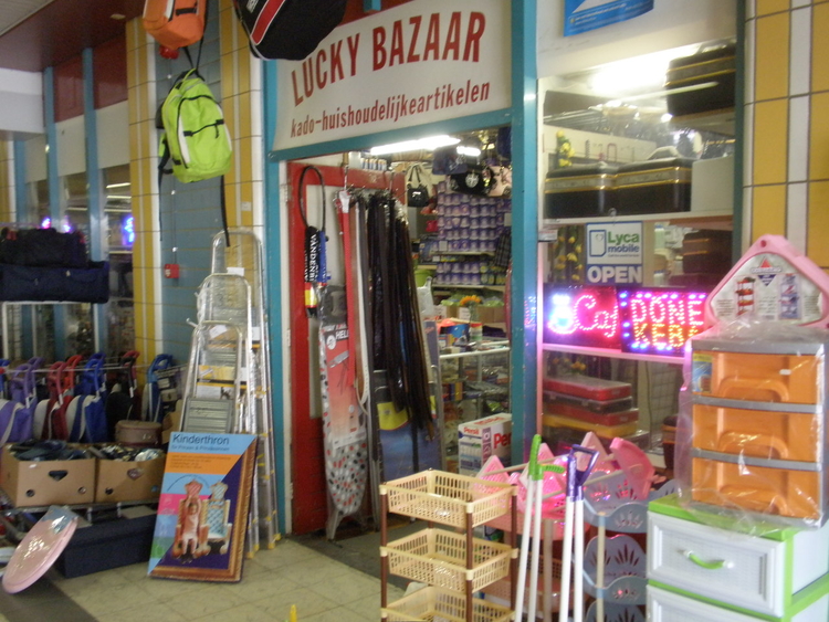 Lucky Bazaar in winkelcentrum Kraaiennest. Foto: Annemarie de Wildt.  