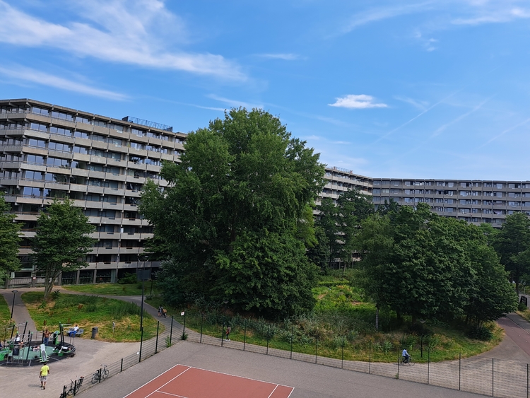 Een van de karakteristieke honingraatflats in Amsterdam-Zuidoost. Op de foto is de flat Kleiburg te zien. 
