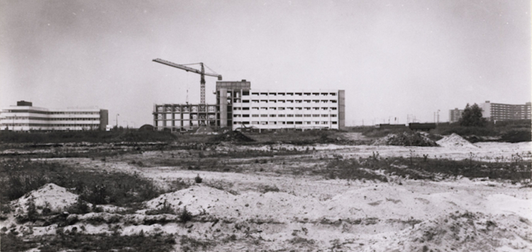 Het GCEI in aanbouw in 1976. Links Buhrmann-Tetterode, rechts op de achtergrond Hakfort en Huigenbos. Rechts de oude spoorlijn op het maaiveld en daarnaast de verhoogde spoor/metrolijn in wording.  